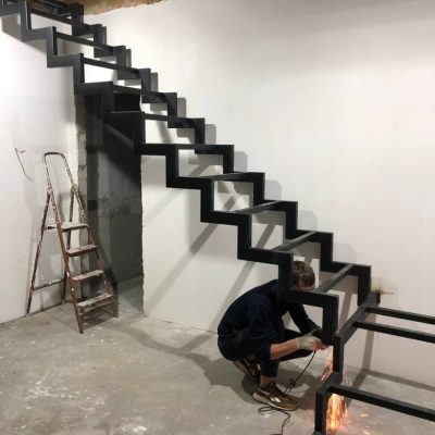 Процесс сварки несущих косоуров для лестниц