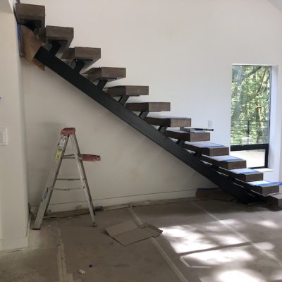 Установка лестницы на центральном сварном каркасе